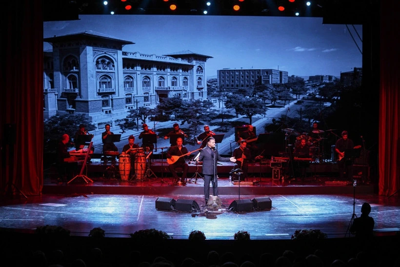 Kubat, resepsiyonda sahnede konser veriyor; arka ekranda Ankara’dan tarihî bir görüntü yer alıyor.