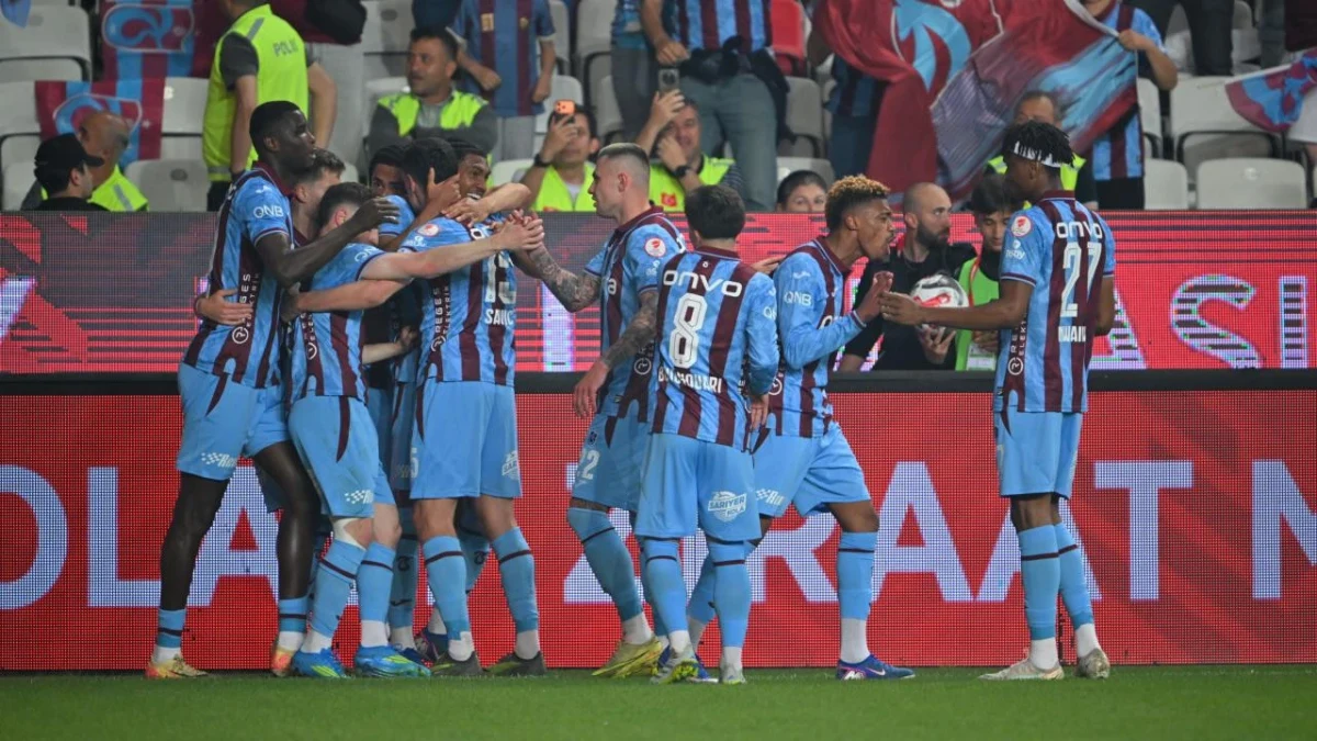 Saha içinde bir araya gelen Trabzonsporlu futbolcular