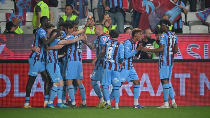 Saha içinde bir araya gelen Trabzonsporlu futbolcular