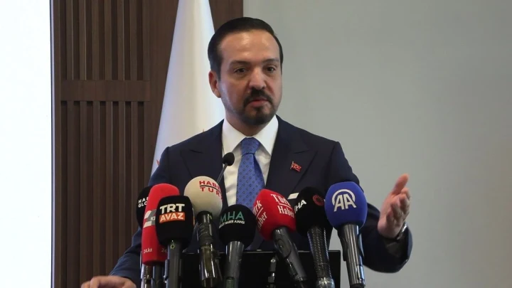 Kürşad Zorlu, mikrofonların önünde konuşma yapıyor