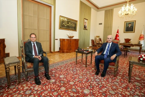 TBMM Başkanı Numan Kurtulmuş ve İtalya’nın Ankara Büyükelçisi Giuseppe Manzo kabul sırasında oturuyor