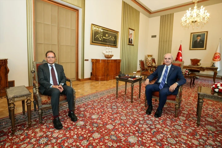TBMM Başkanı Numan Kurtulmuş ve İtalya’nın Ankara Büyükelçisi Giuseppe Manzo kabul sırasında oturuyor