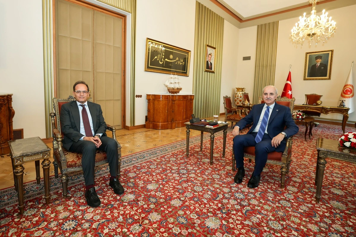 TBMM Başkanı Numan Kurtulmuş ile İtalya’nın Ankara Büyükelçisi Giuseppe Manzo, Meclis’teki kabul sırasında oturuyor.
