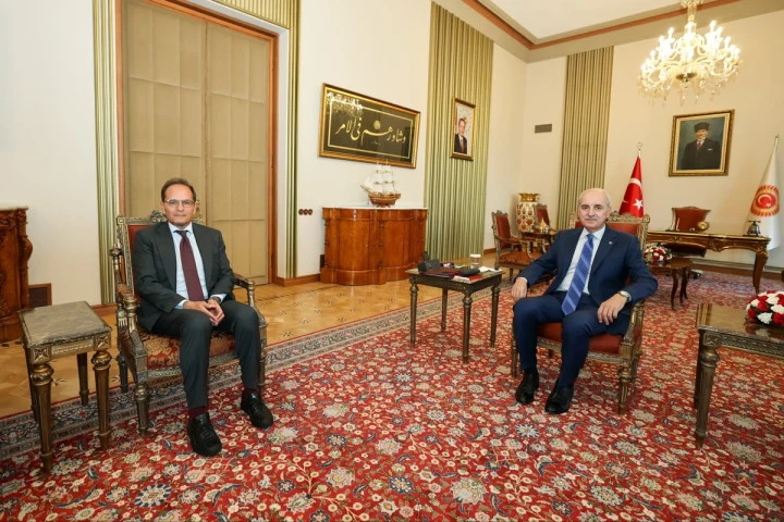 TBMM Başkanı Numan Kurtulmuş ile İtalya’nın Ankara Büyükelçisi Giuseppe Manzo, Meclis’teki kabul sırasında oturuyor.