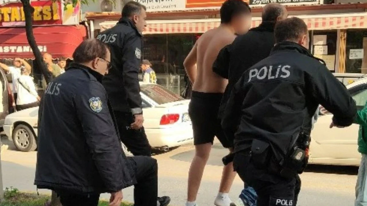 Polis ekipleri Kuşadası’nda bir kişiye müdahale ediyor