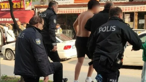 Kuşadası’nda bıçaklı kişi mağazada gözaltına alındı