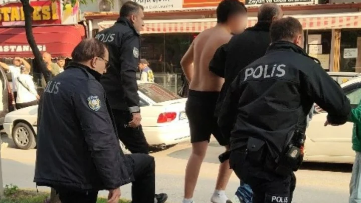 Polis ekipleri Kuşadası’nda bir kişiye müdahale ediyor