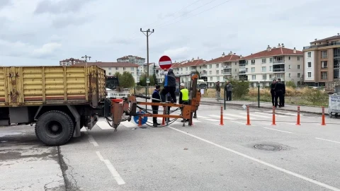 Kütahya’da Yunus Emre Caddesi’nde dubalarla çevrilen yol bölümü