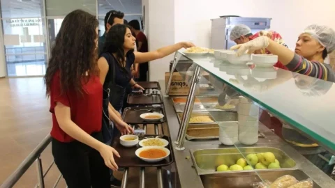 Öğrenciler yemekhane tezgâhından yemek alıyor