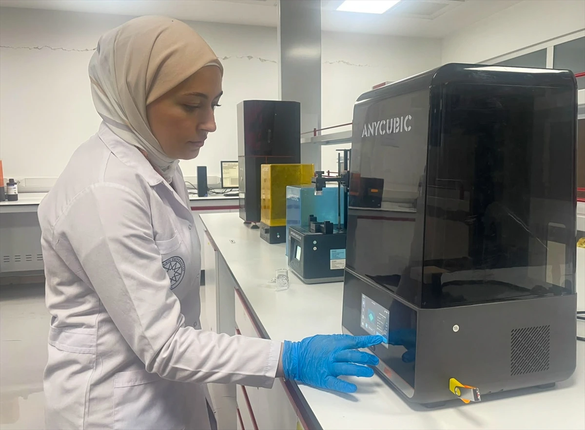 Laboratuvarda 3D yazıcıyı kullanan araştırmacı