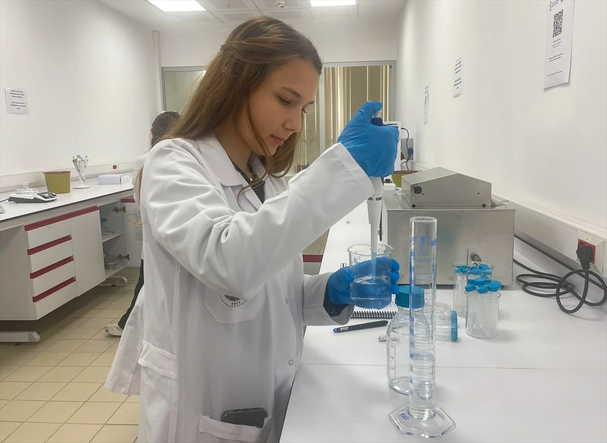 Laboratuvarda sıvı numuneyle çalışma yapan araştırmacı