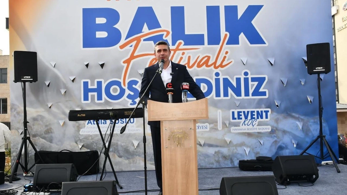 Haymana Belediye Başkanı Levent Koç, Balık Festivali sahnesinde konuşma yapıyor