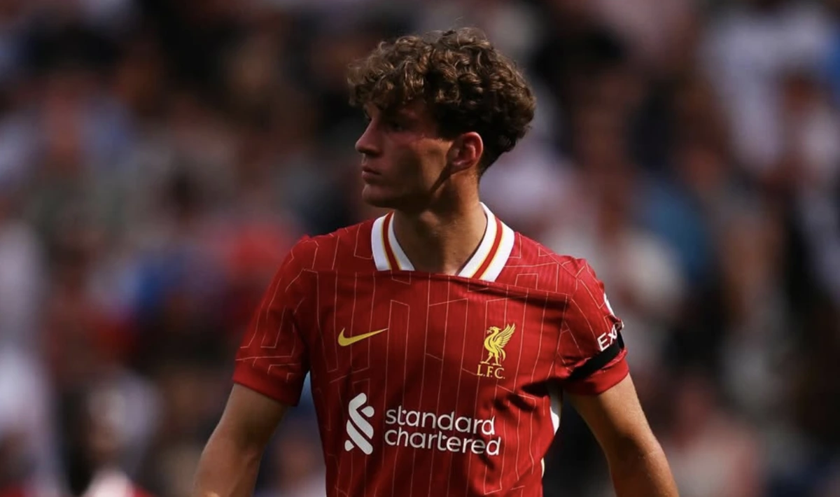 Lewis Koumas Liverpool formasıyla maç sırasında