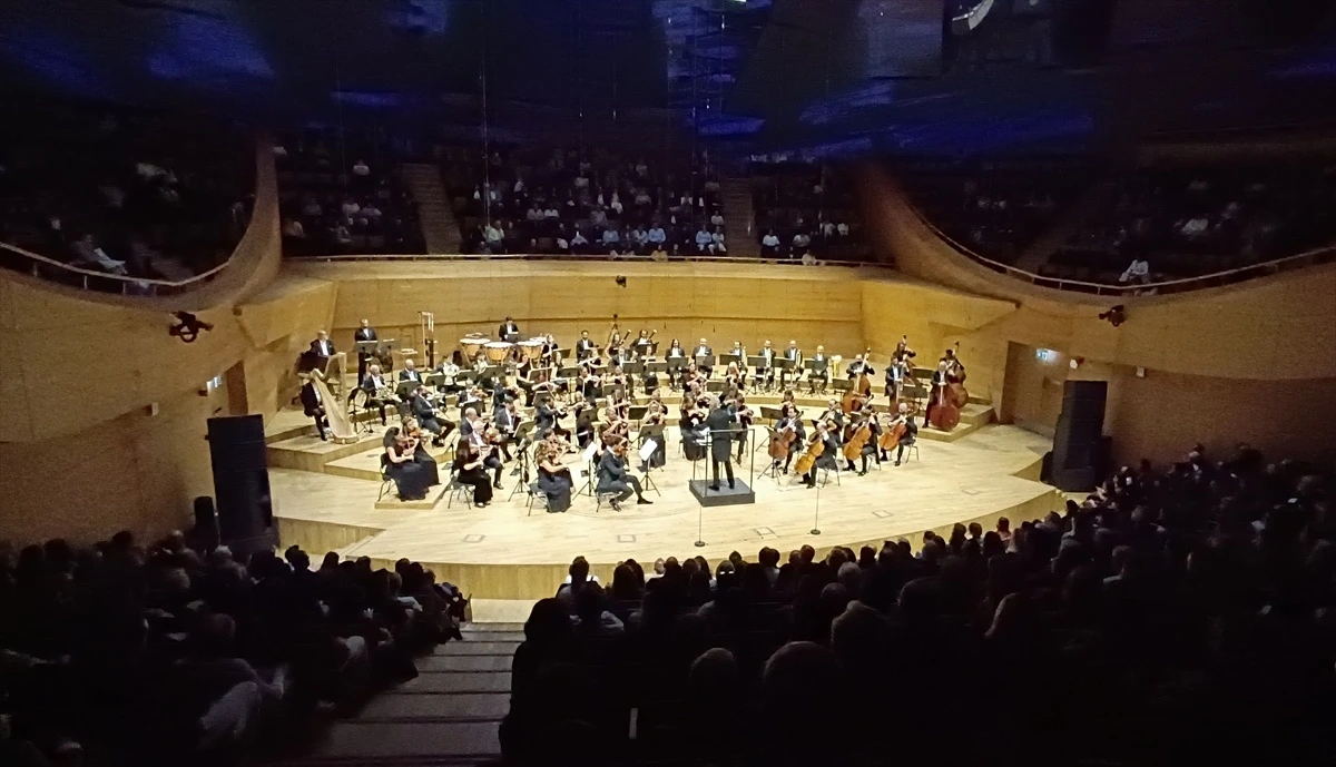 CSO Ada Ankara sahnesinde orkestra ve dinleyiciler