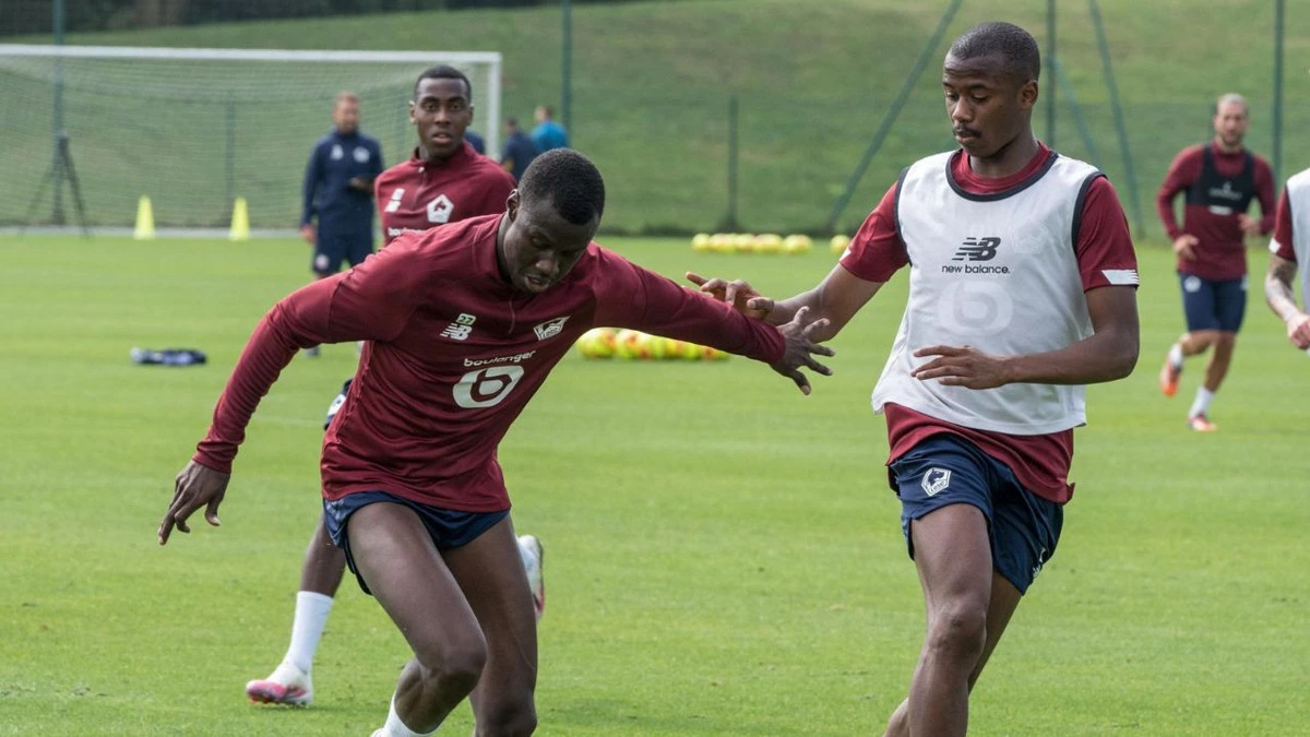 Lille forması giyen futbolcular antrenmanda top çalışması yapıyor