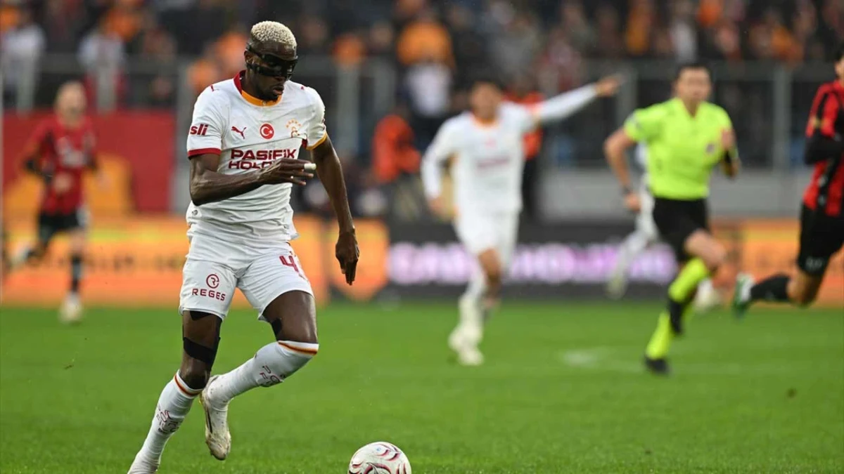 Lille forması giyen futbolcu maç sırasında topu kontrol ediyor