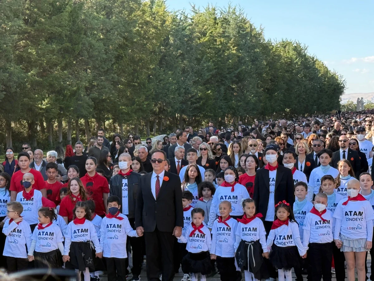 LÖSEV buluşmasına katılan çocuklar ve yetişkinler Anıtkabir yolunda