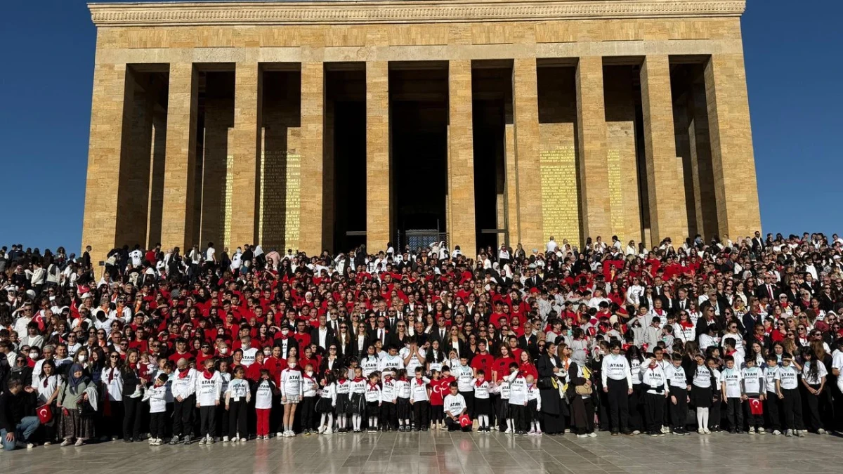 LÖSEV üyeleri ve gönüllüleri Anıtkabir’in önünde toplu fotoğraf çektiriyor