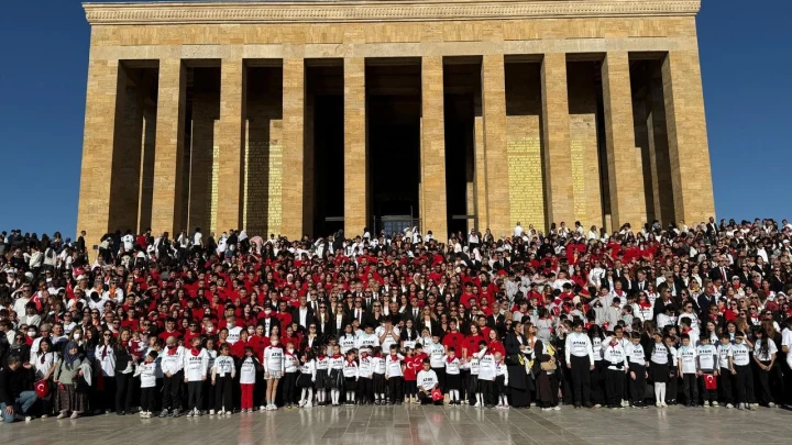 LÖSEV üyeleri ve gönüllüleri Anıtkabir’in önünde toplu fotoğraf çektiriyor