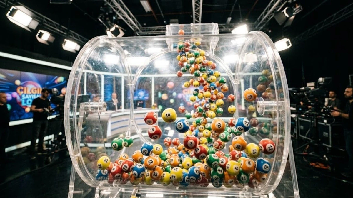 Stüdyodaki şeffaf çekiliş makinesinde karışan loto topları