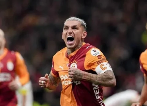 Galatasaray formasıyla mücadele eden Lucas Torreira