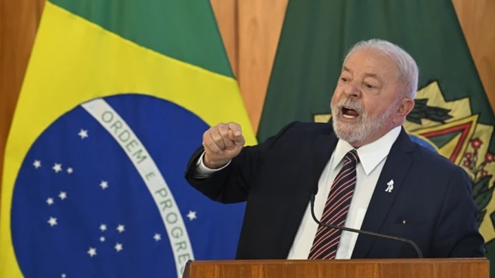Luiz Inácio Lula da Silva, Brezilya bayrakları önünde konuşma yapıyor