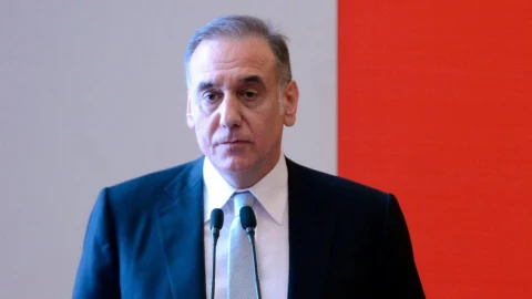 Lütfi Arıboğan, mikrofonların önünde konuşurken