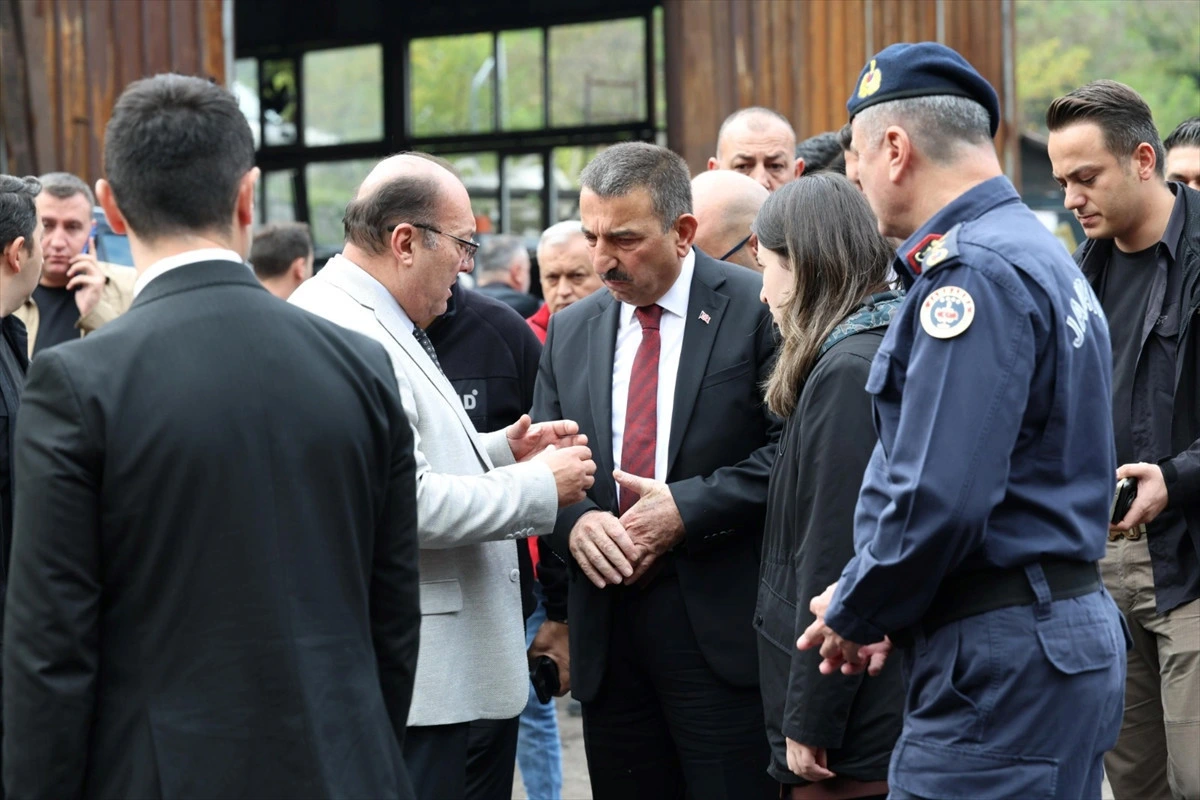 Maden patlamasının ardından yetkililer ve görevliler bir arada