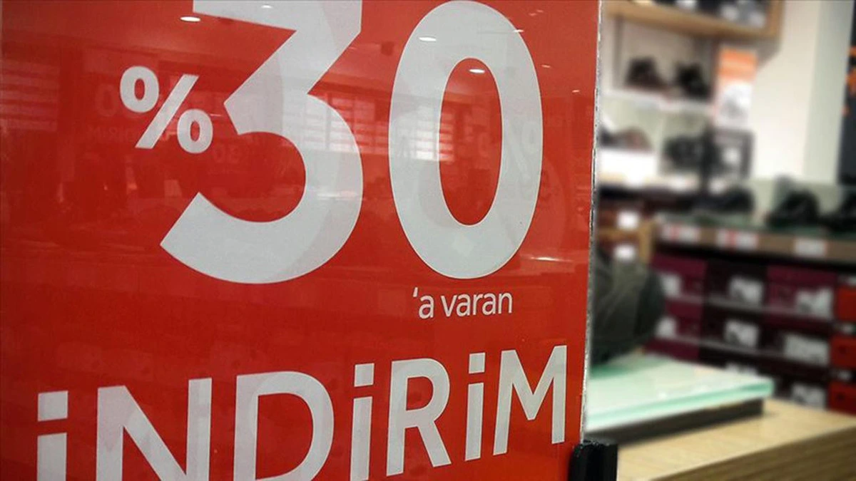 Mağaza içinde yüzde 30’a varan indirim yazılı kırmızı kampanya afişi