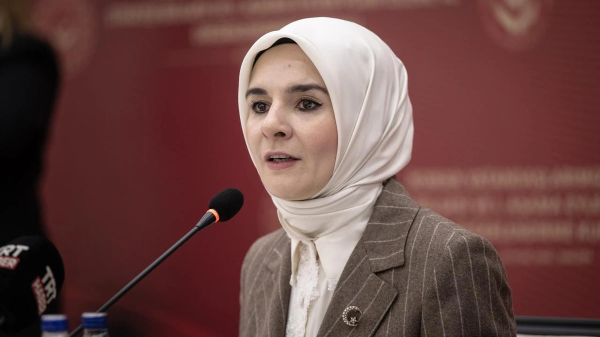 Mahinur Özdemir Göktaş kürsüde konuşurken