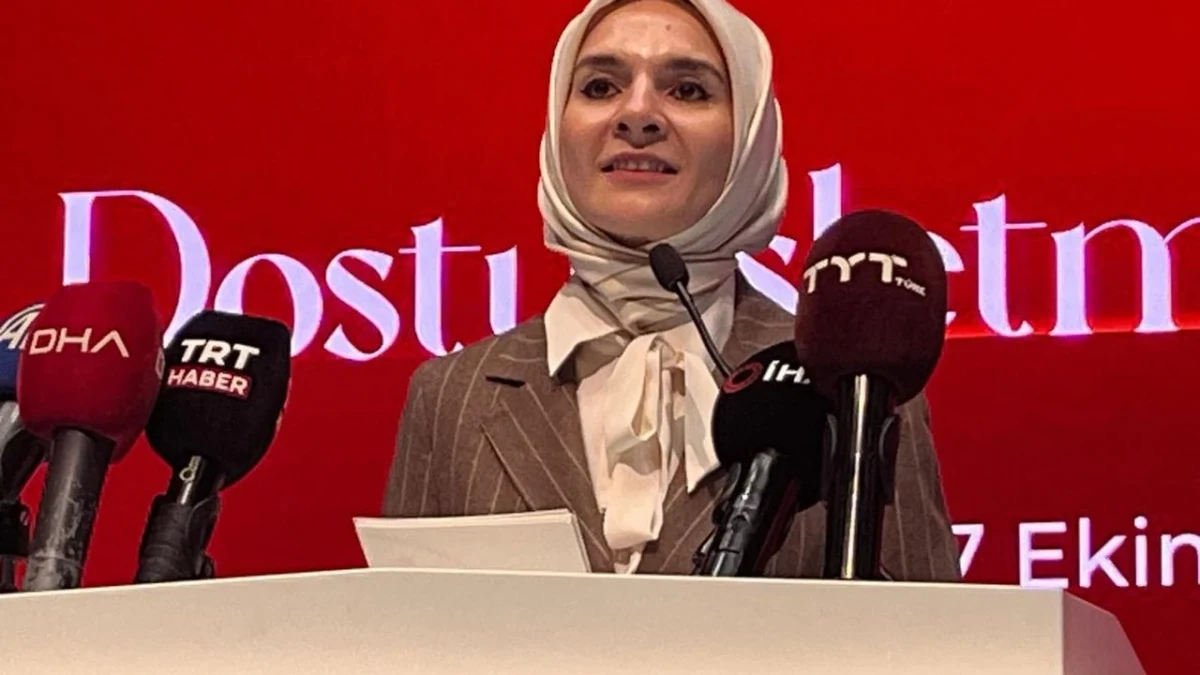 Aile ve Sosyal Hizmetler Bakanı Mahinur Özdemir Göktaş, törende kürsüde konuşuyor