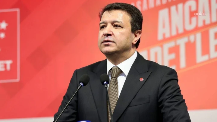 Saadet Partisi Genel Başkanı Mahmut Arıkan kürsüde konuşurken