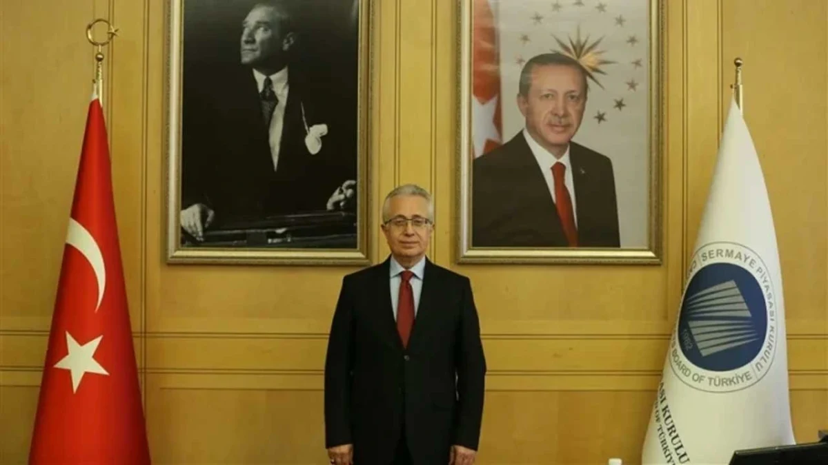 SPK Başkanı Mahmut Sütcü, Türk bayrağı ve kurum bayrağının önünde