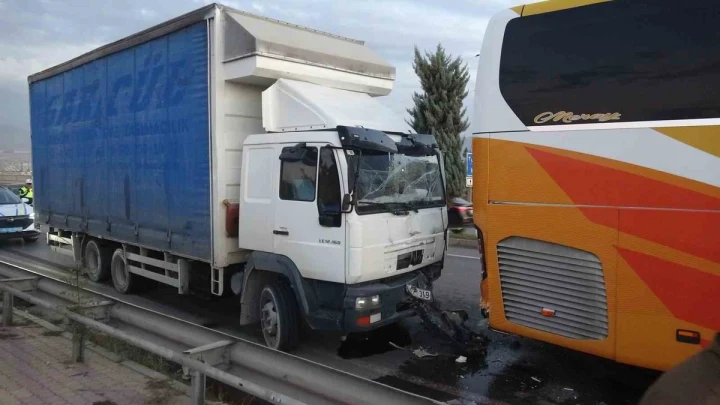 Beylerderesi Turgut Özal Viyadüğü’nde yolcu otobüsü ile nakliye kamyonu çarpıştı