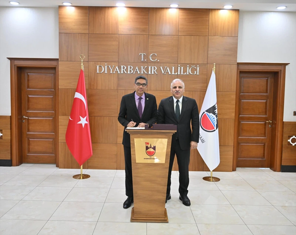 Malezya’nın Ankara Büyükelçisi Adlan Mohd Shaffieq ile Diyarbakır Valisi Murat Zorluoğlu, Diyarbakır Valiliğinde birlikte görüntülendi.