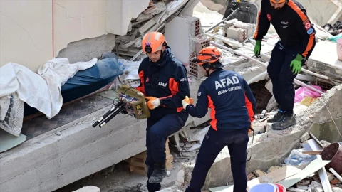 AFAD ekipleri Maltepe’de çöken binanın enkazında arama kurtarma çalışması yapıyor