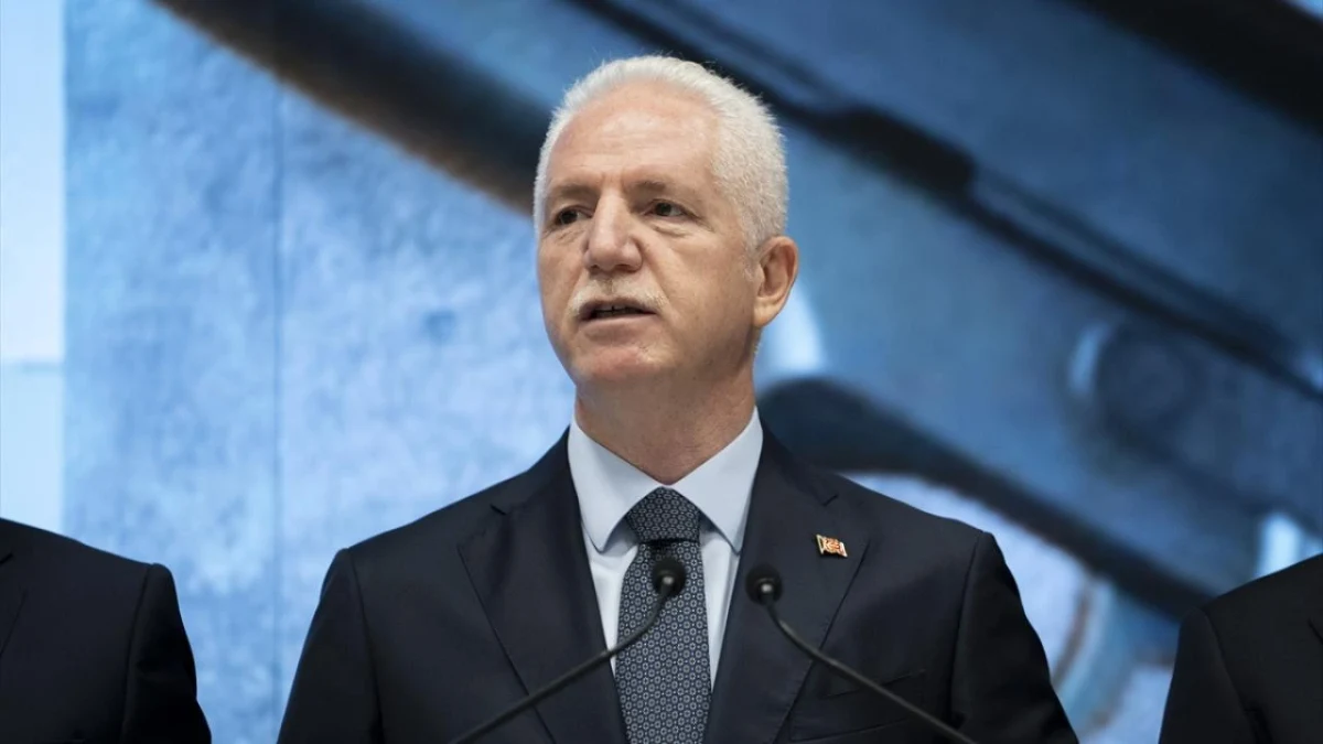 İstanbul Valisi Davut Gül, Maltepe’deki bina çökmesiyle ilgili açıklama yapıyor