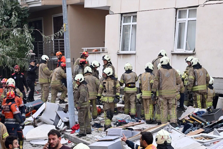 İtfaiye ekipleri çöken binanın önünde enkaz çalışmalarını sürdürüyor