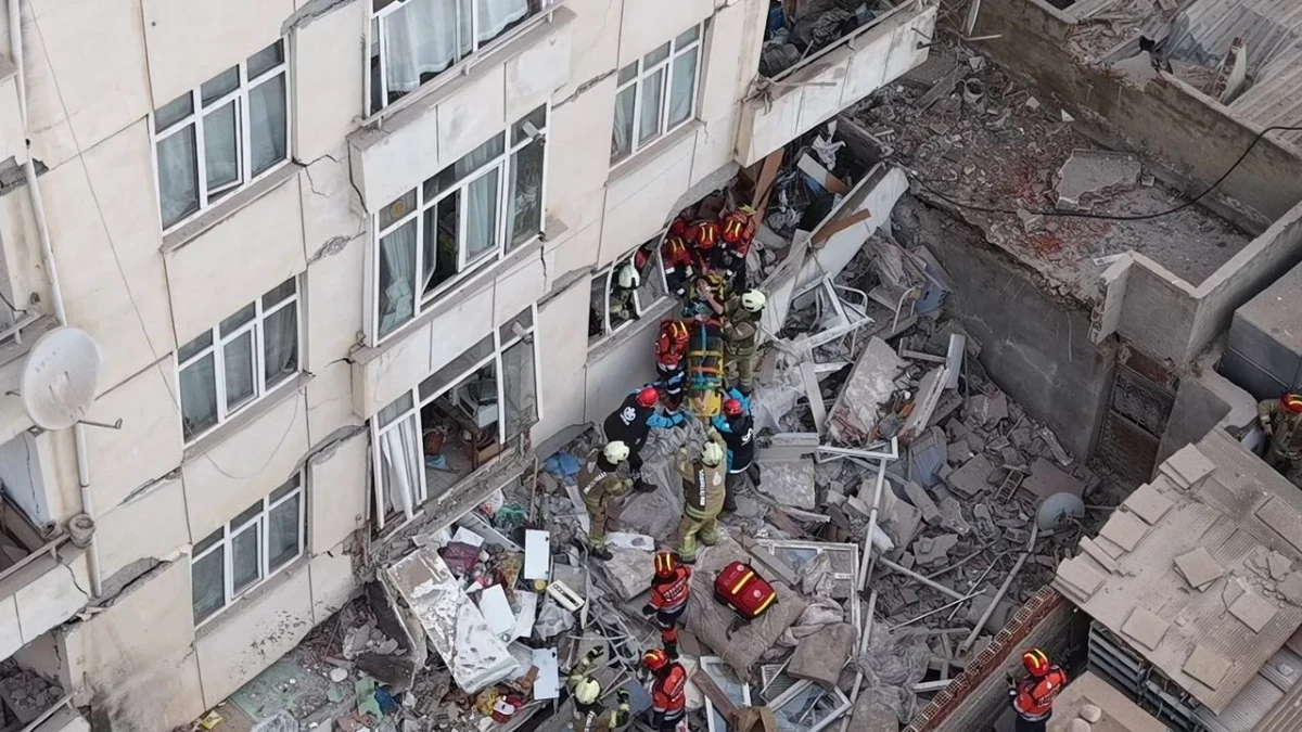 Maltepe’de çöken binanın enkazında arama kurtarma ekipleri çalışıyor