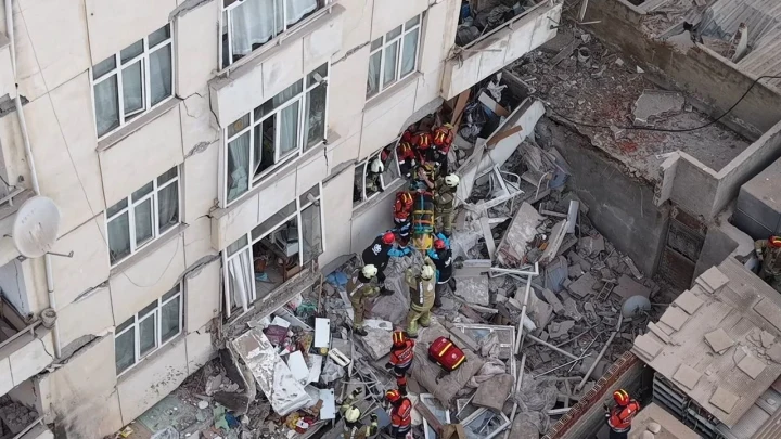 Maltepe’de çöken binanın enkazında arama kurtarma ekipleri çalışıyor
