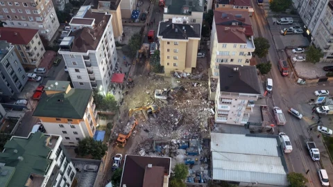 Maltepe’de çöken binanın enkazında iş makineleriyle yürütülen çalışmalar