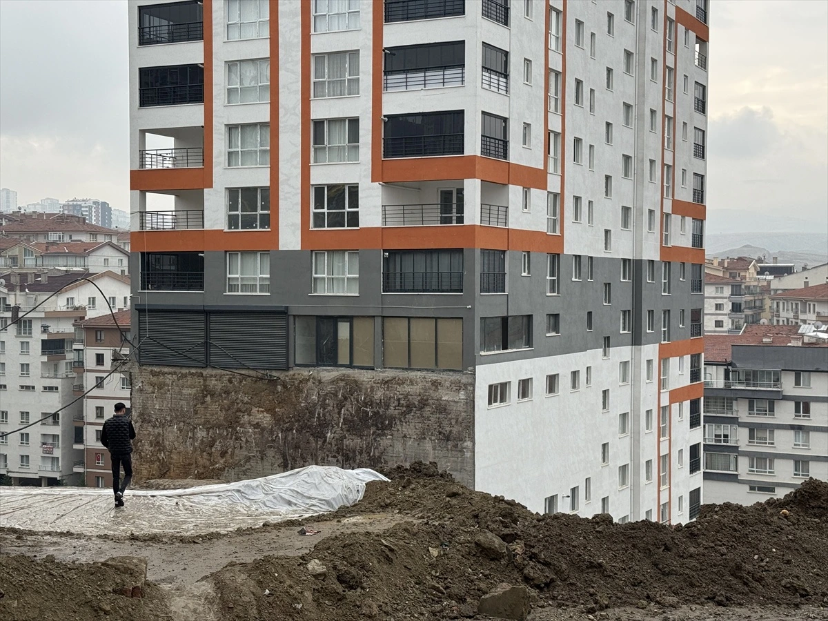 Mamak’ta istinat duvarı çöken 17 katlı apartman ve çevresindeki toprak yığını