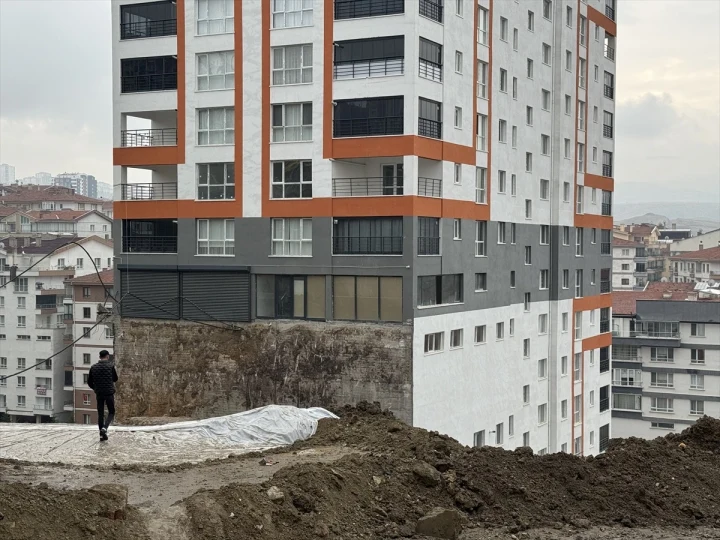 Mamak’ta istinat duvarı çöken 17 katlı apartman ve çevresindeki toprak yığını