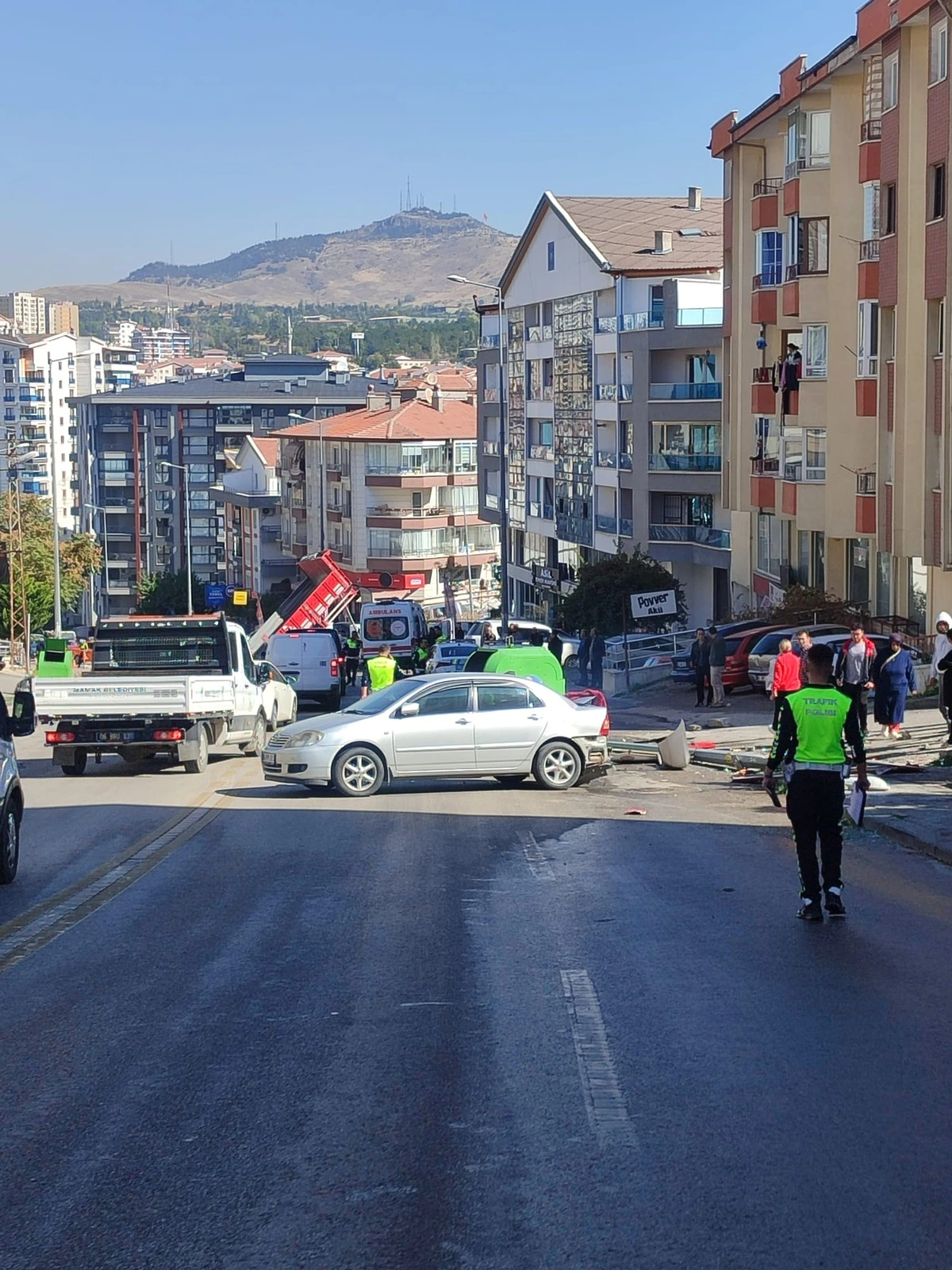 Mamak'ta kamyonetin çarptığı araçların bulunduğu sokakta ekipler inceleme yapıyor