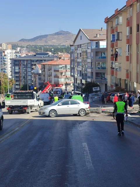 Mamak'ta kamyonetin çarptığı araçların bulunduğu sokakta ekipler inceleme yapıyor