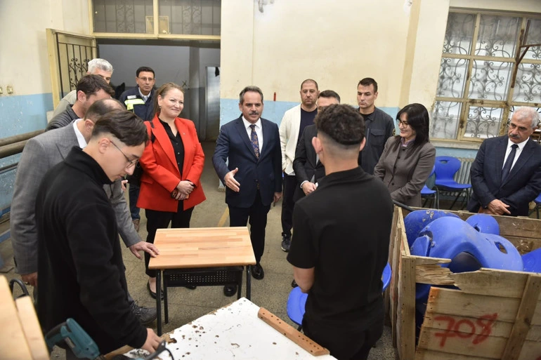Okul ve sektör temsilcileri, meslek lisesindeki uygulama atölyesinde öğrencilerle bir arada