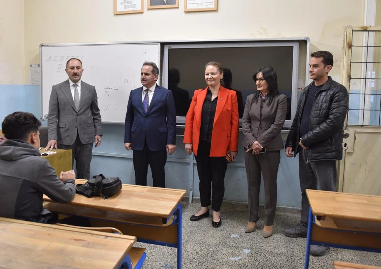 Meslek lisesi sınıfında öğrencilerle bir araya gelen heyet