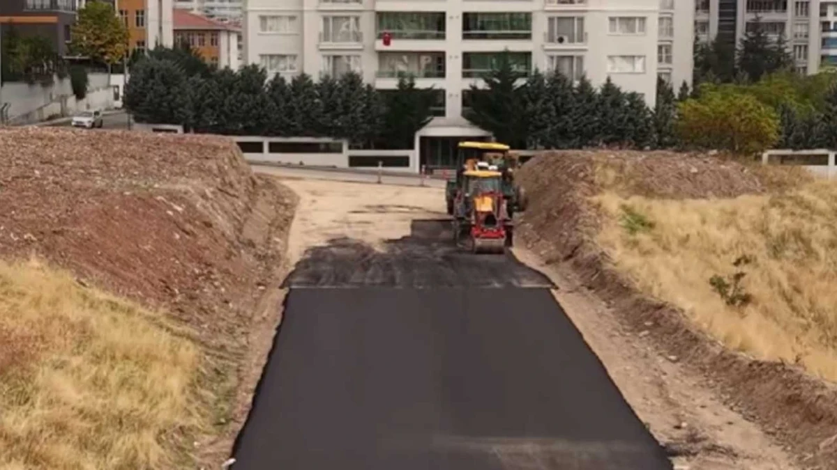Mamak’ta Mutlu ve Ege mahalleleri arasındaki bağlantı yolunda asfaltlama çalışması