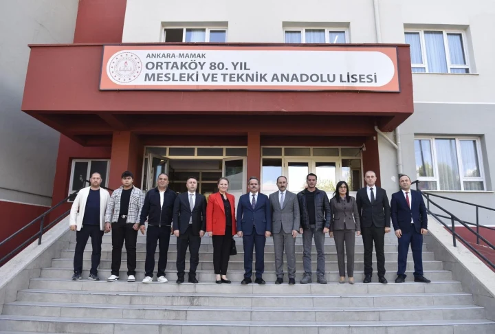 Ortaköy 80. Yıl Mesleki ve Teknik Anadolu Lisesi önünde bir araya gelen heyet