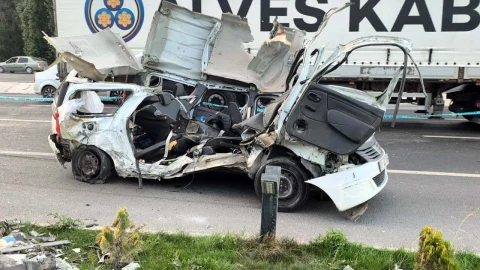 Kaza sonrası ağır hasar alan otomobilin yol kenarındaki görünümü